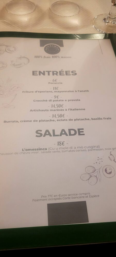 Menu restaurant avec entrées et salade.