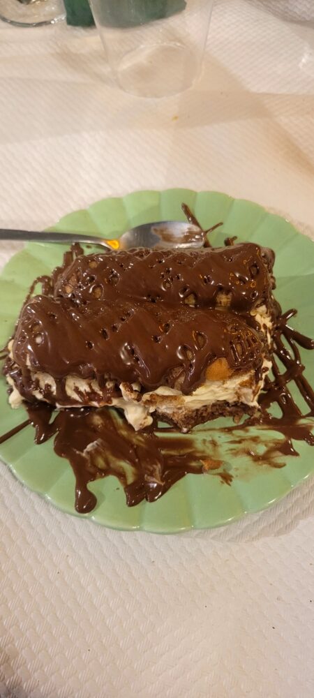 Tiramisu au chocolat sur assiette verte.