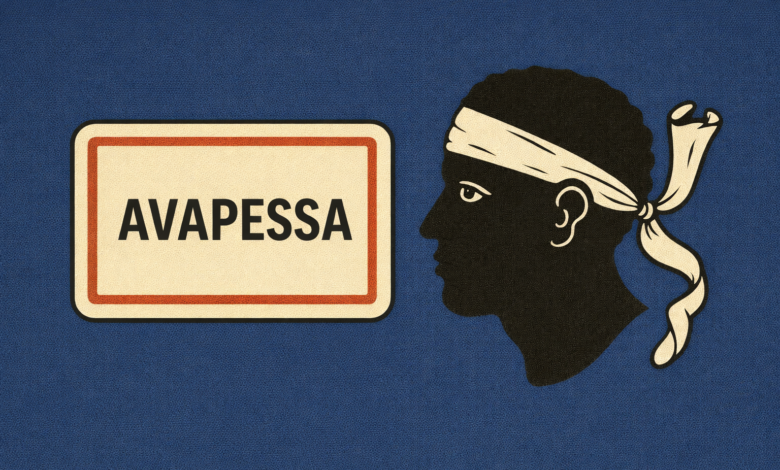 Panneau Avapessa et drapeau corse sur fond bleu