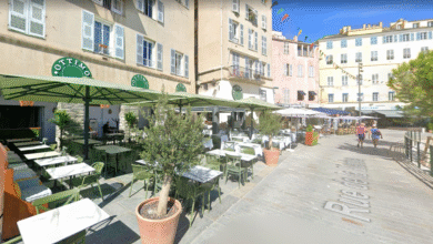 Terrasse de café avec parasols verts.