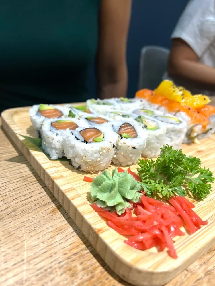 Plateau sushi variés avec garnitures.
