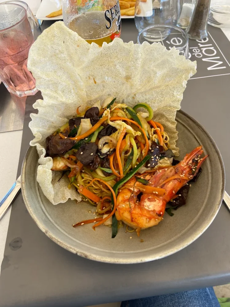 Plat de nouilles aux crevettes et légumes.