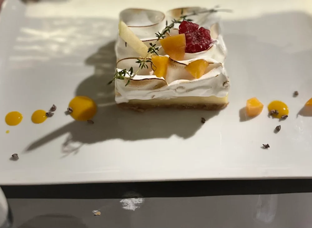 Gâteau dessert élégant avec fruits et crème.