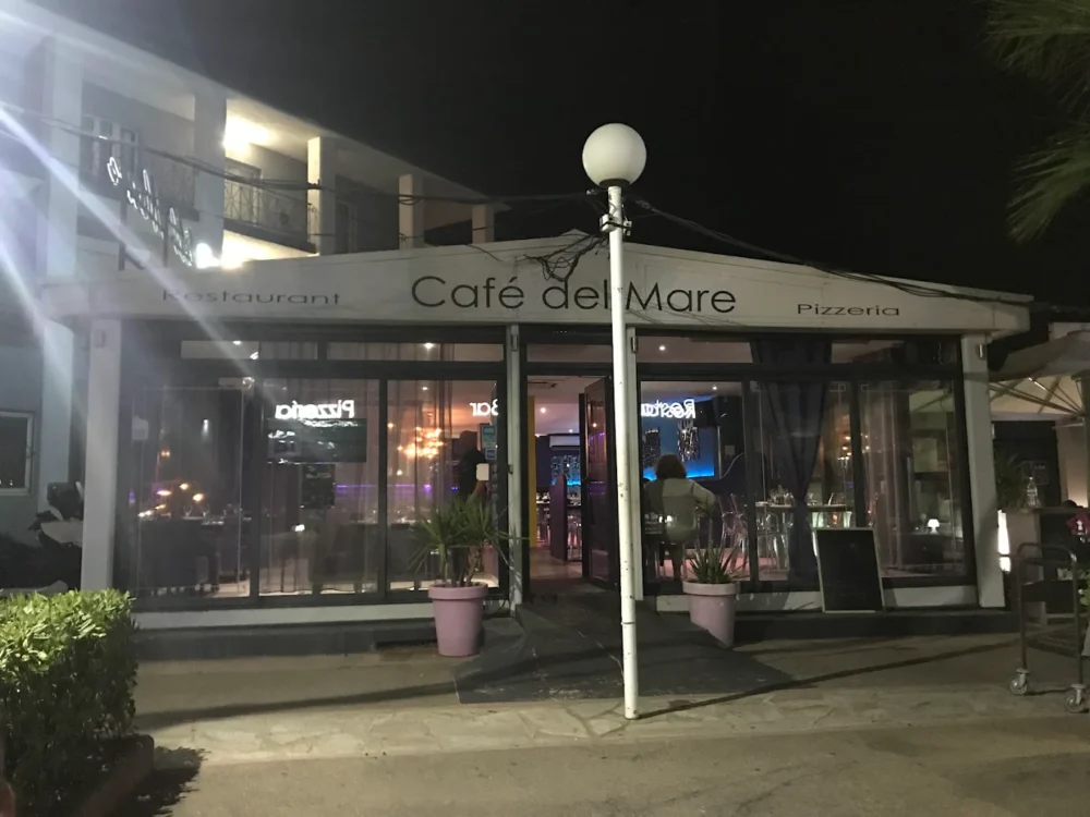 Entrée du restaurant Café del Mare, nuit.