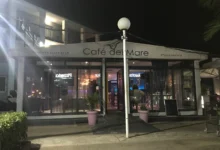 Entrée du restaurant Café del Mare, nuit.