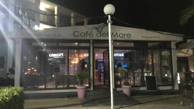 Entrée du restaurant Café del Mare, nuit.
