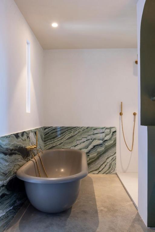 Salle de bain moderne avec baignoire grise élégante