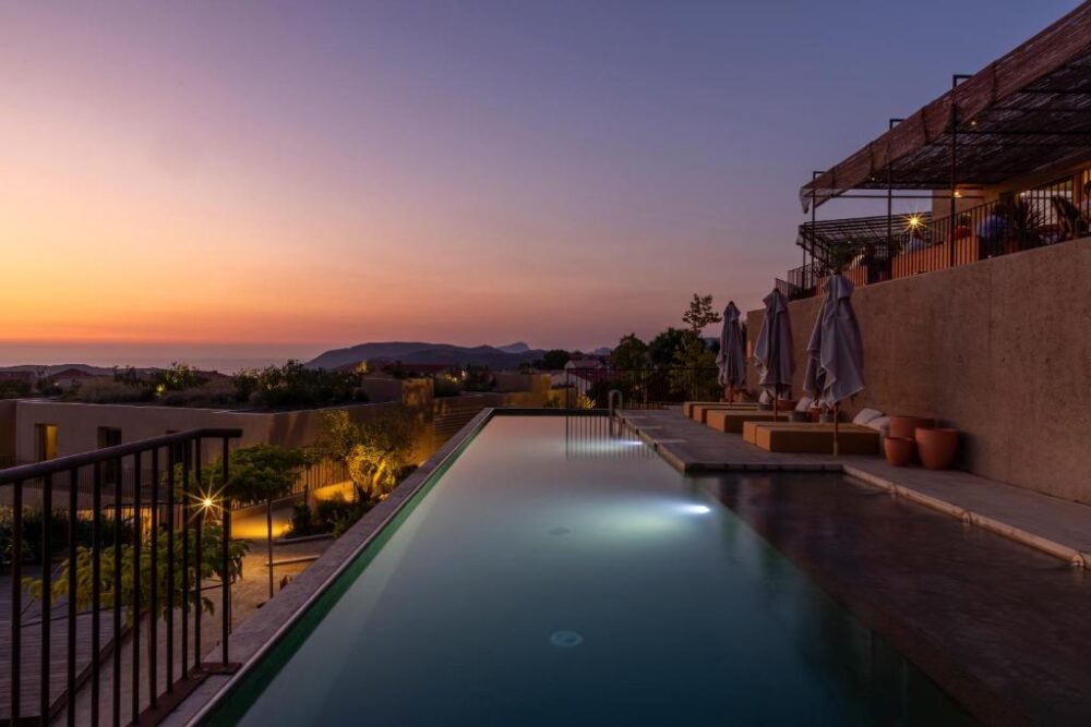 Piscine à débordement au coucher du soleil