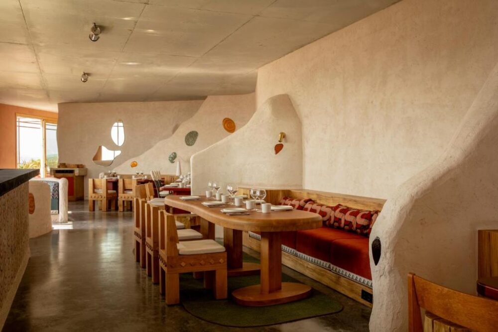 Restaurant intérieur design en bois et plâtre blanc