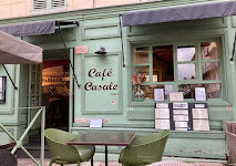 Façade verte du Café Cascade avec terrasse