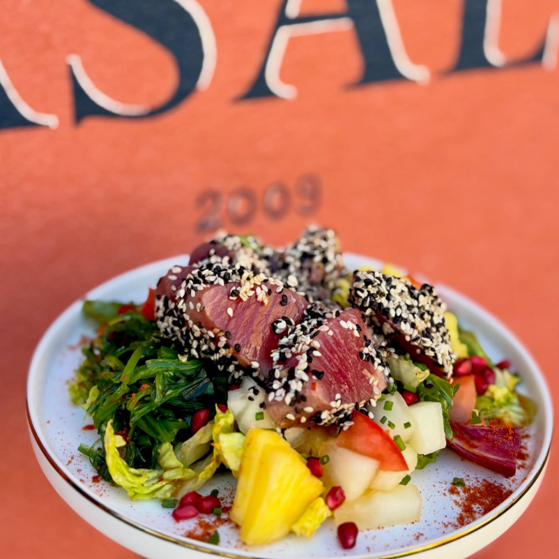 Tataki de thon au sésame sur salade colorée