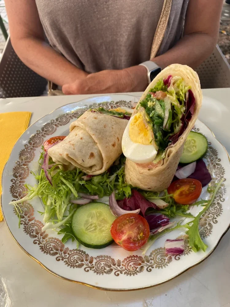 Wraps garnis d'œuf et salade fraîche
