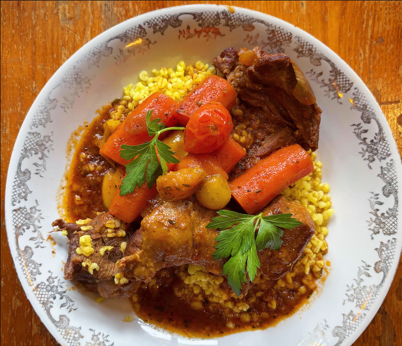 Assiette de couscous aux légumes et viande