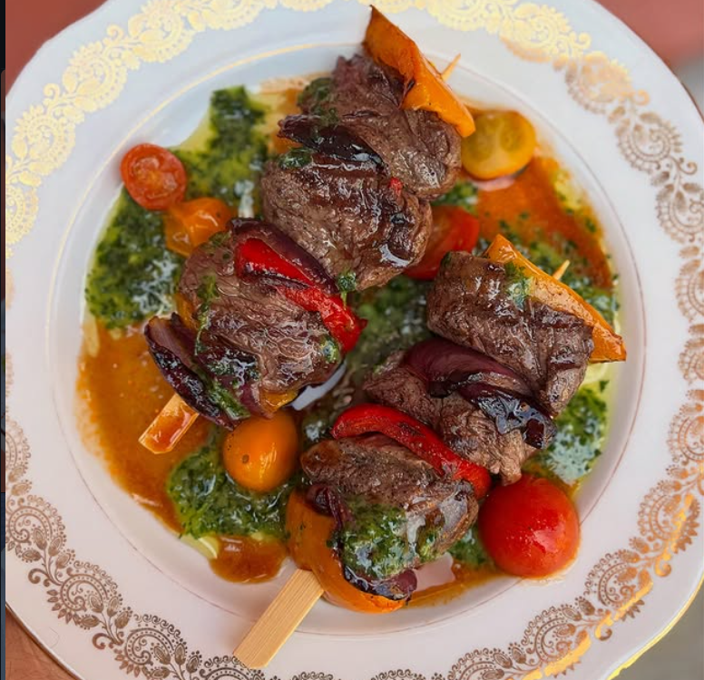 Brochettes de bœuf grillées aux légumes et sauce